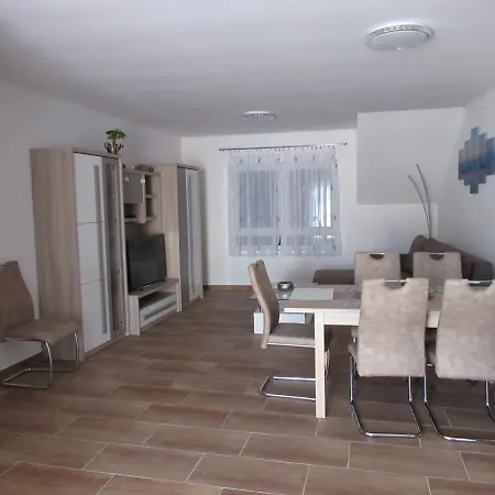 Apartment Belvarosi Emeleti Apartman Keszthelyen *
